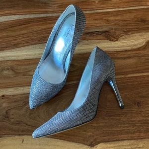 NWOT Michael Michael Kors Silver Glitter Chain Mesh Pumps Size 7